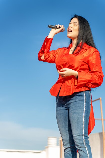 cantante latino durante una prova sul tetto dell'edificio