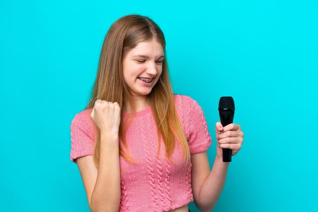 Cantante Ragazza russa che prende un microfono isolato su sfondo blu per celebrare una vittoria