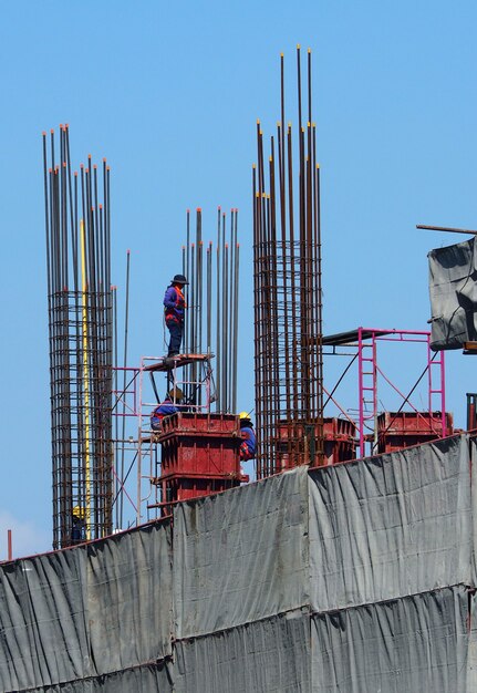 Cantiere alto e lavori di lavoro e dintorni con materiale metallico cemento cemento.