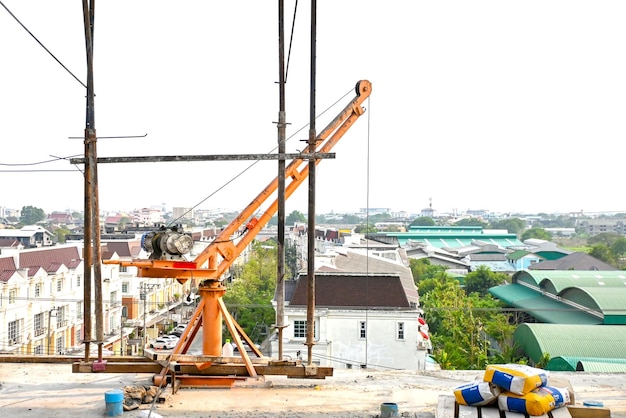 Cantiere con gru e vista dell'edificio e sacco di malta