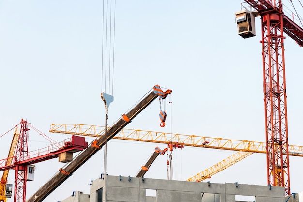 Cantiere con gru su sfondo blu cielo.