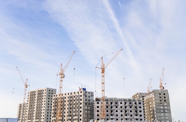 Cantiere con gru sullo sfondo del cielo.