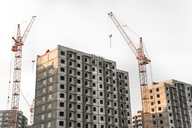 Cantiere con gru sullo sfondo del cielo