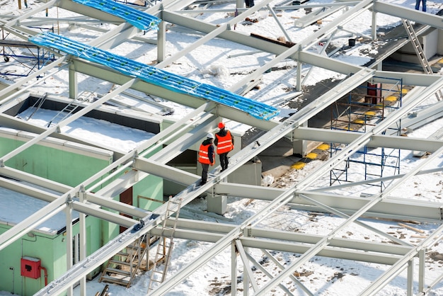 Cantiere con operai sul tetto dell'edificio