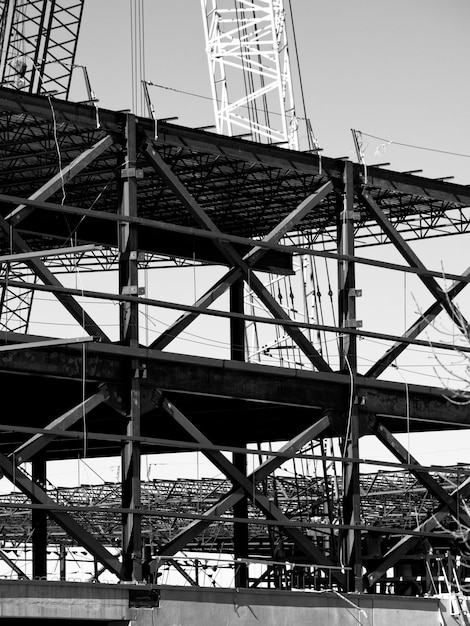 Cantiere del nuovo edificio commerciale. Costruzione del telaio in acciaio.