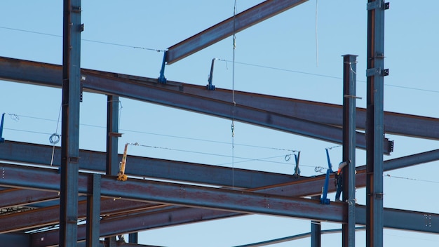 Cantiere del nuovo edificio commerciale. Costruzione del telaio in acciaio.