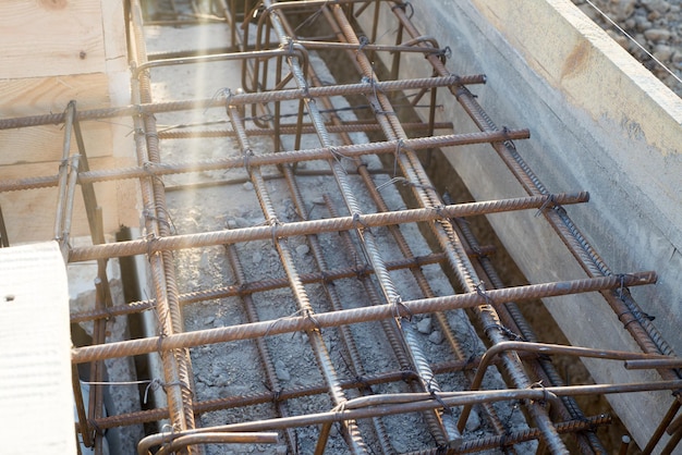 Cantiere di fondazione di nuovi particolari costruttivi e armature con barre in acciaio e vergella in decking in legno per la preparazione al getto del cemento