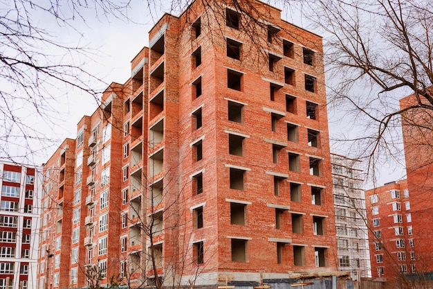 Cantiere di grattacieli in mattoni Lavorando su un cantiere edile