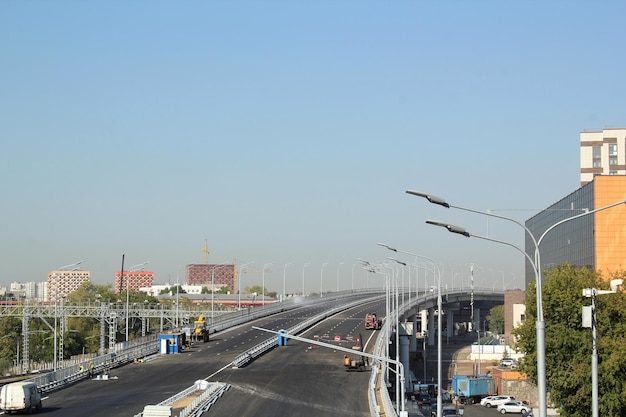 Cantiere di nuova intersezione stradale su sfondo blu cielo. Sviluppo dei trasporti inf