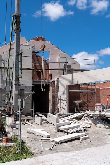 Cantiere di una nuova casa costruita con facciata in pietra