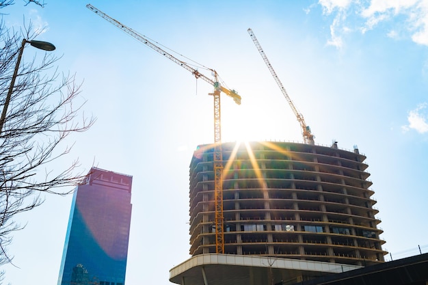 Cantiere edile contro il cielo blu a Istanbul