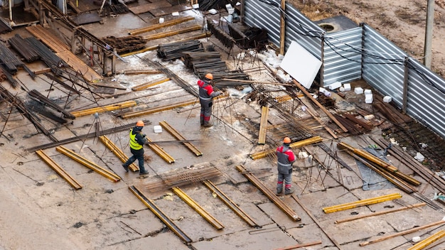 Cantiere in un cantiere per la fabbricazione di telai e lo stoccaggio di materiali e casseforme per una casa monolitica in cemento armato Vista dall'alto