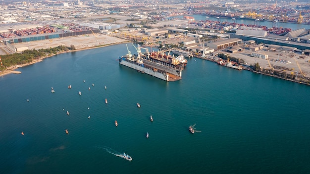 Cantiere navale e riparazione di manutenzione in mare e in fabbrica zonne sfondo con barca da pesca di fronte