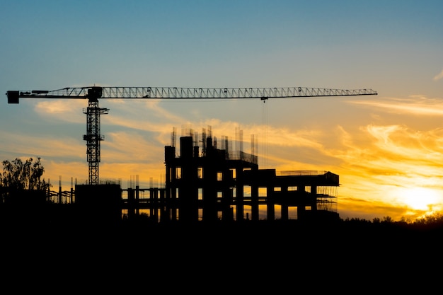 Cantiere sopra il cielo al tramonto