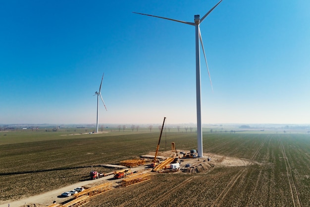 Cantiere vicino alla turbina del mulino a vento Installazione del generatore eolico