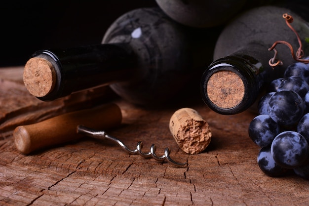 Cantina con bottiglie con polvere e uva