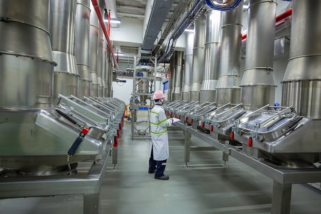 Cantina per polveri di processo di ispezione del lavoro maschile presso la fabbrica di serbatoi verticali in acciaio inossidabile