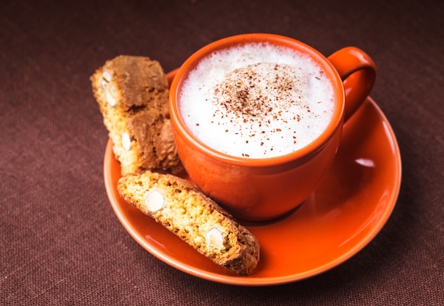 Cantuccini - biscotti tipici alle mandorle con tazza da cappuccino