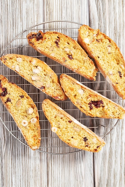 Cantuccini tradizionali italiani alle mandorle. Biscotti dolci fatti in casa.