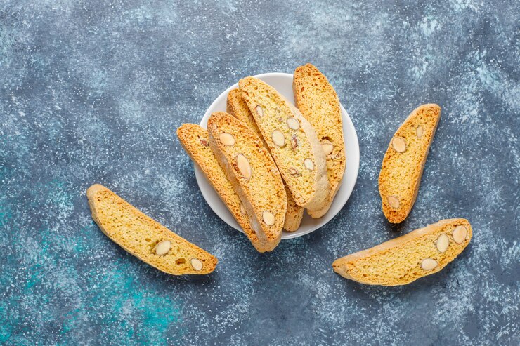Cantuccini tradizionali toscani italiani dei biscotti con le mandorle su calcestruzzo grigio, vista superiore
