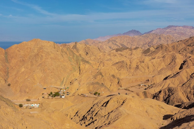 Canyon colorato a Dahab nella penisola egiziana del Sinai meridionale Rocce del deserto di arenaria multicolore backgroundx9