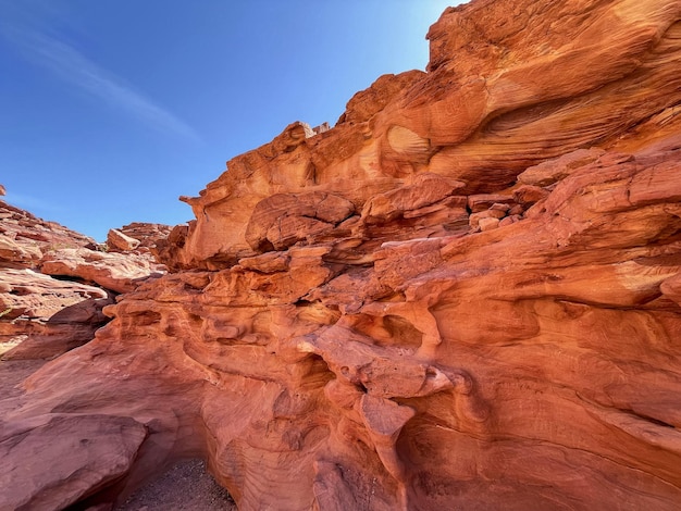 Canyon colorato con rocce rosse Egitto deserto della penisola del Sinai Nuweiba Dahab