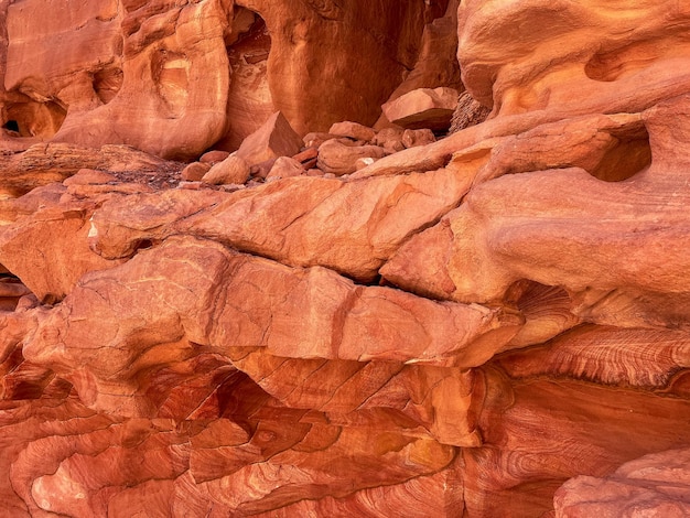 Canyon colorato con rocce rosse in Egitto