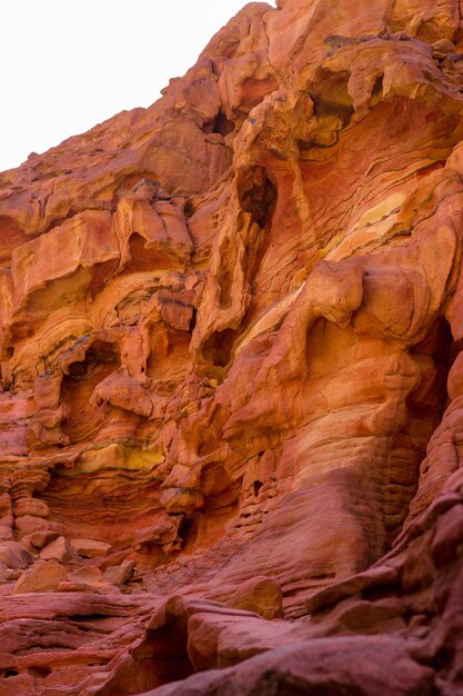 Canyon colorato è una formazione rocciosa sulla penisola del Sinai meridionale dell'Egitto Rocce del deserto di arenaria multicolore