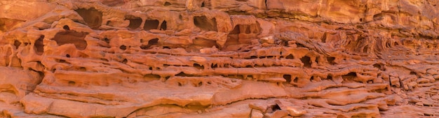 Canyon colorato è una formazione rocciosa sulla penisola del Sinai meridionale dell'Egitto Rocce del deserto di arenaria multicolore