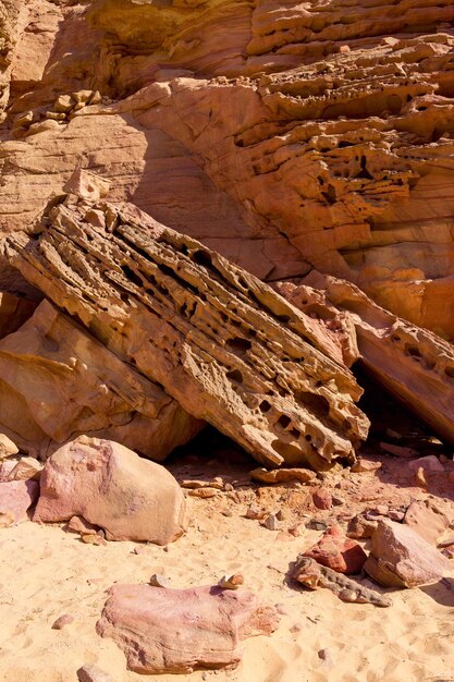 Canyon colorato è una formazione rocciosa sulla penisola del Sinai meridionale dell'Egitto Rocce del deserto di arenaria multicolore