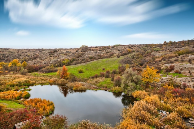 Canyon con enormi massi di pietra intorno a un lago d'acqua dolce in Ucraina