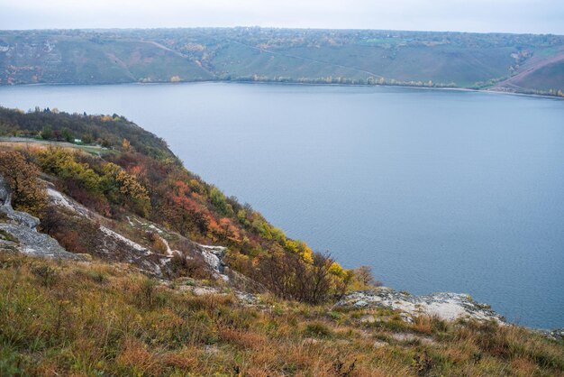 Canyon con fiume e scogliera in autunno