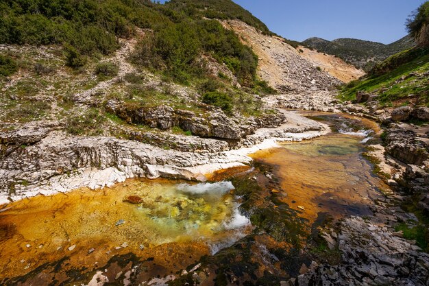 Canyon del fiume di montagna in albania