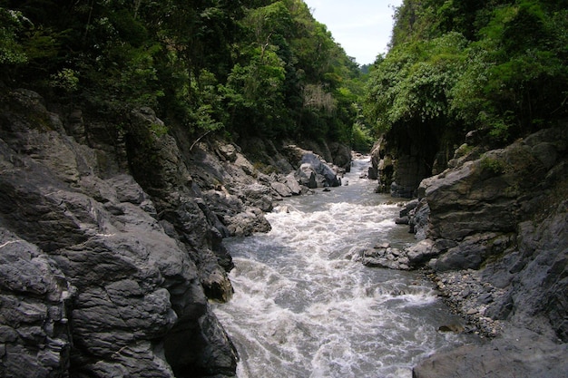 Canyon del fiume di roccia nera nelle montagne delle Ande