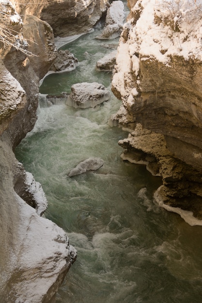 Canyon del giorno di inverno del fiume della montagna