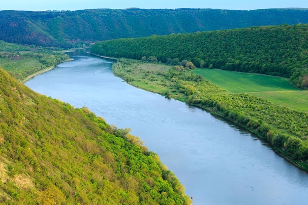 Canyon dell'ansa del fiume Dnister di primavera