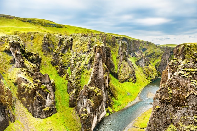Canyon di Fjadrargljufur nel sud dell'Islanda. Paesaggio estivo