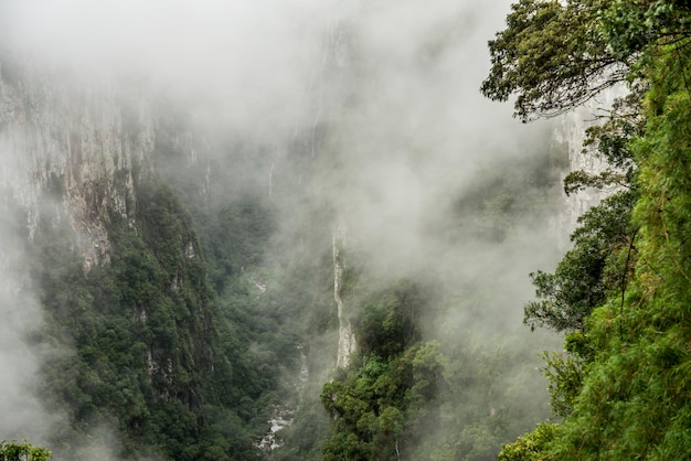Canyon di itaimbezinho visto dall'alto in giornata con molte nuvole - Brasile.