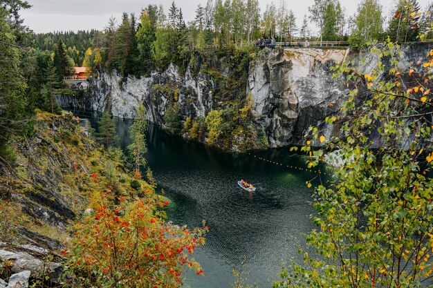 Canyon di marmo abbandonato nel parco di montagna di ruskeala carelia russia