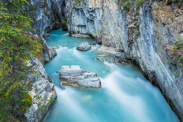 Canyon di marmo dal fiume Vermiglio Canada