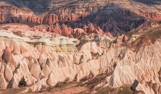 Canyon e rocce nella valle rossa della Cappadocia in Turchia