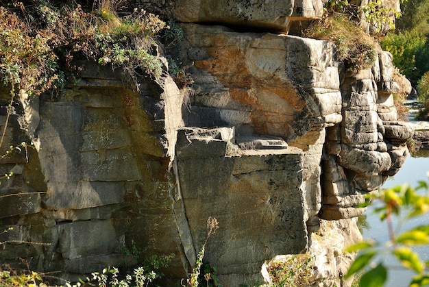 Canyon nella pietra del fiume di autunno di Buki Ucraina