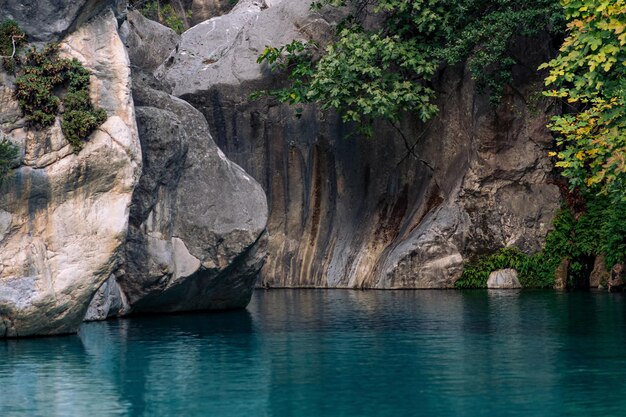 Canyon roccioso naturale con acque cristalline a Goynuk, Turchia