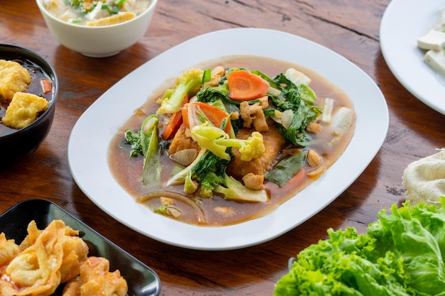 Cap Cai è una verdura saltata in padella in stile asiatico con sugo denso servito su un piatto grande
