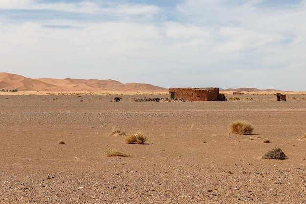 Capanna berbera nel deserto del sahara erg chebbi marocco