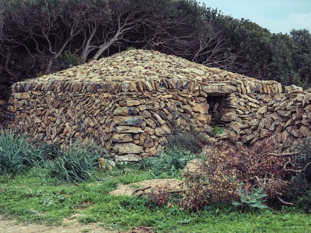 Capanna cabone in pietra stagionata costruita per l'agricoltore situata in campagna