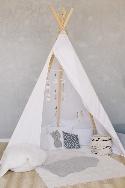 capanna decorativa in stile boho tipi wigwam nella scuola materna in stile scandinavo