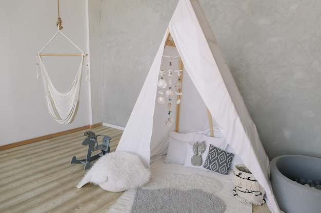 capanna decorativa in stile boho tipi wigwam nella scuola materna in stile scandinavo