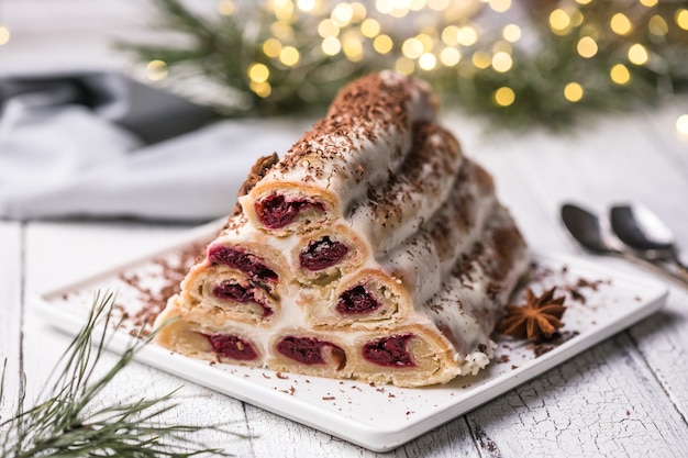 Capanna del monastero della torta sulla zolla bianca. Dessert di Natale