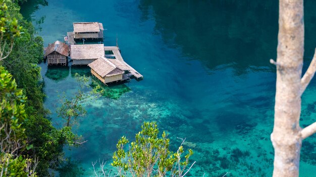 Capanna di bambù nelle mangrovie vicino a Warikaf Homestay Kabui Bay e Passage Gam Island West Papuan Raja Ampat Indonesia